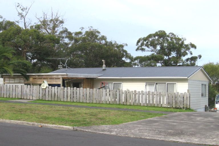 Photo of property in 31 Elizabeth Drive, West Harbour, Auckland, 0618