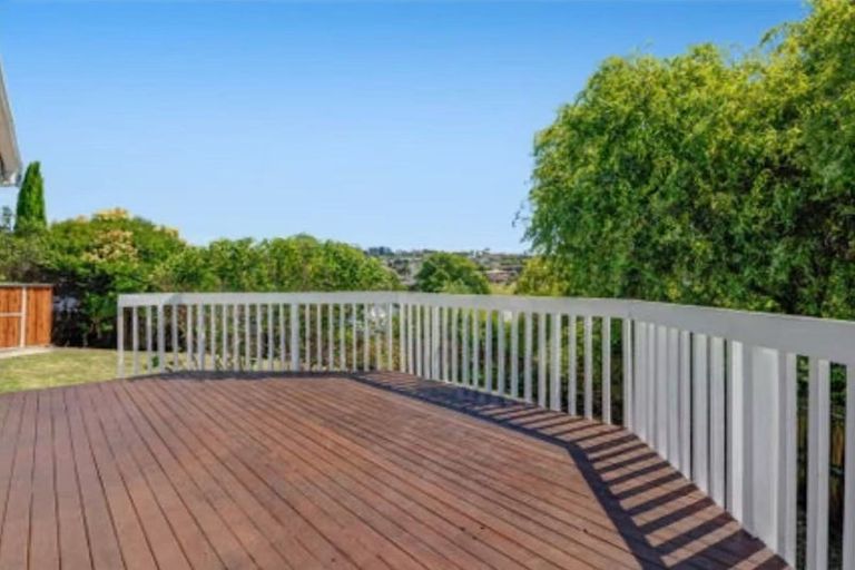 Photo of property in 14 Mallard Place, Unsworth Heights, Auckland, 0632