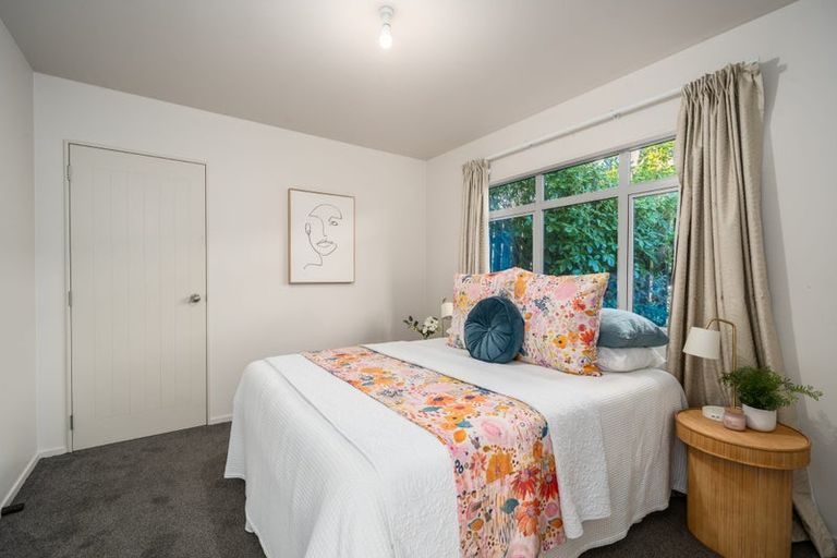 Photo of property in 6b Warrington Grove, Newlands, Wellington, 6037