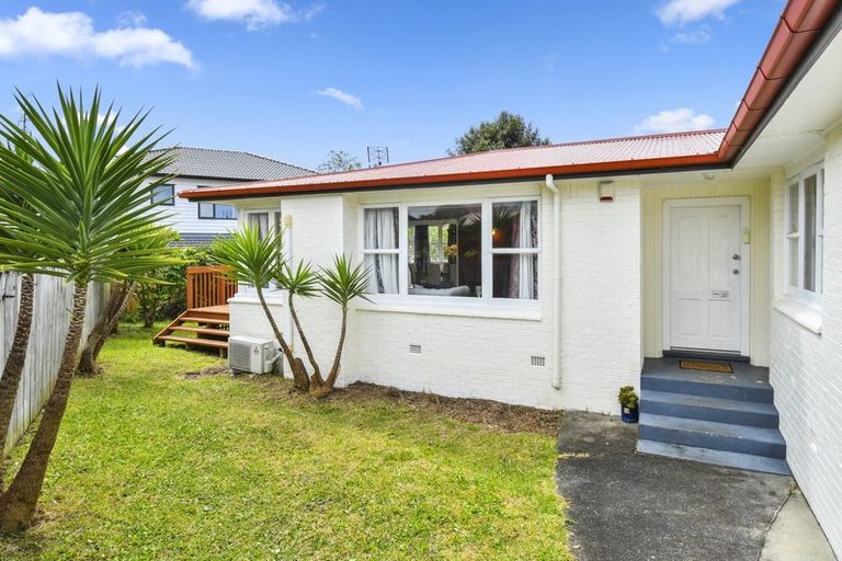 Photo of property in 16 Penruddocke Road, Half Moon Bay, Auckland, 2012