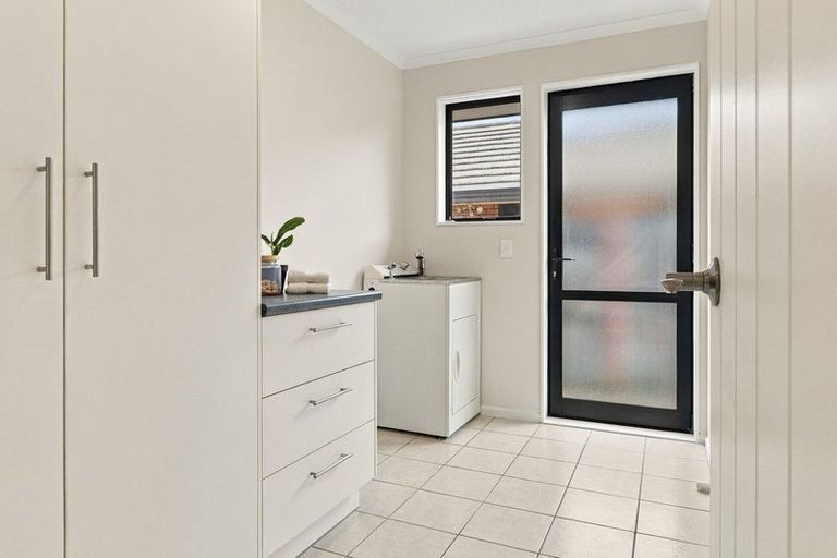 Photo of property in 21 Sorrento Place, Kelvin Grove, Palmerston North, 4414