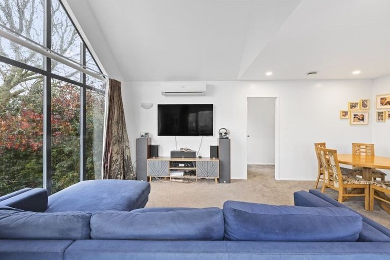 Photo of property in 2/4 Idyll Place, Northcross, Auckland, 0632