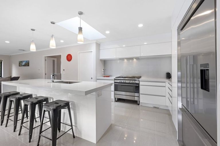 Photo of property in 12 Anderson Way, Highlands Park, New Plymouth, 4312