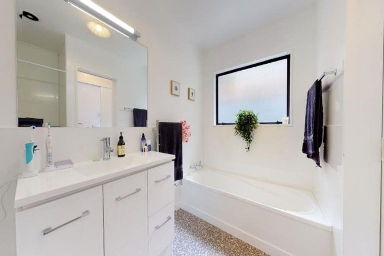 Photo of property in 117 Houghton Bay Road, Houghton Bay, Wellington, 6023