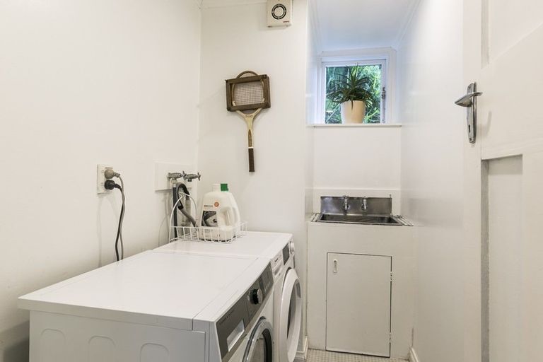 Photo of property in 112 Kelburn Parade, Kelburn, Wellington, 6012