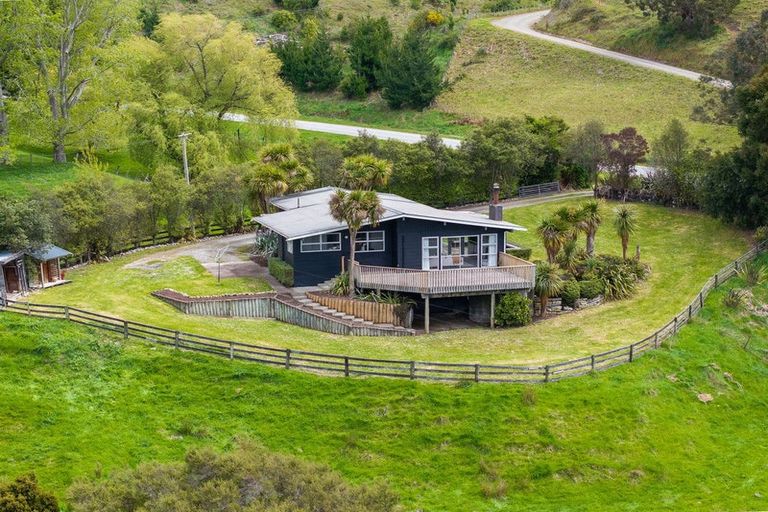 Photo of property in 307 Ruakokoputuna Road, Ruakokoputuna, Martinborough, 5781