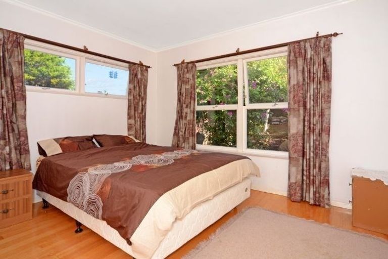 Photo of property in 2/527 Glenfield Road, Glenfield, Auckland, 0629