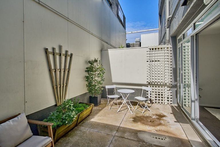 Photo of property in Las Olas De Cuba, 2/35 Torrens Terrace, Mount Cook, Wellington, 6011