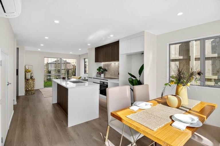 Photo of property in 7d Maroubra Place, Botany Downs, Auckland, 2010