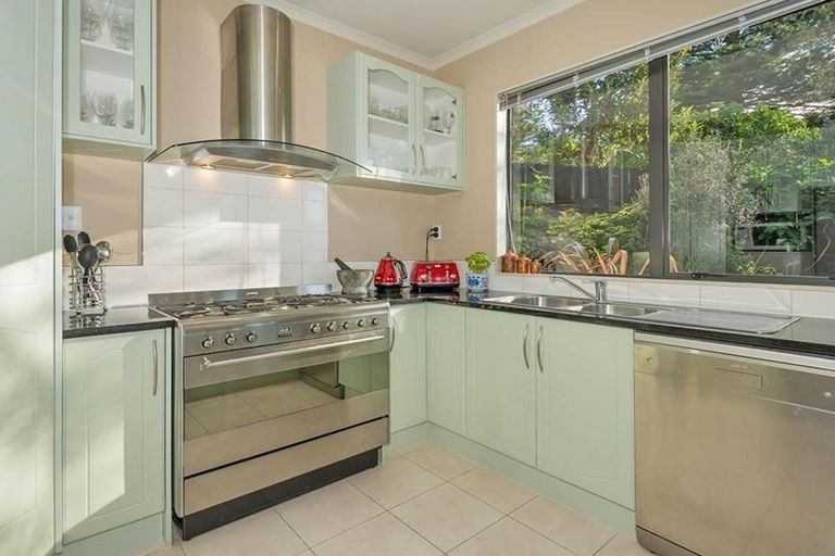 Photo of property in 2/18 Limmer Place, Browns Bay, Auckland, 0632