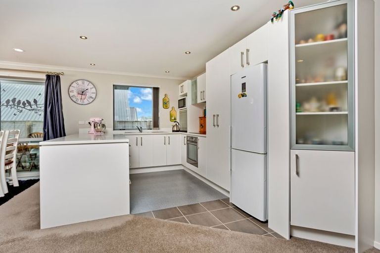 Photo of property in 15a Nimstedt Avenue, Oteha, Auckland, 0632