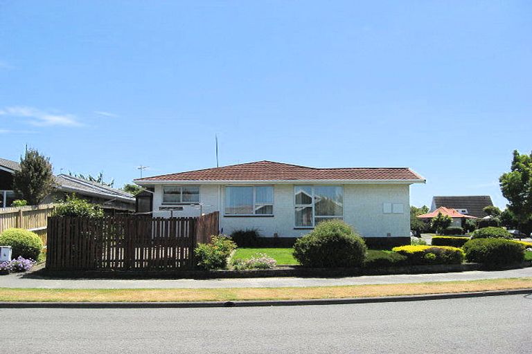 Photo of property in 6 Delaware Crescent, Russley, Christchurch, 8042