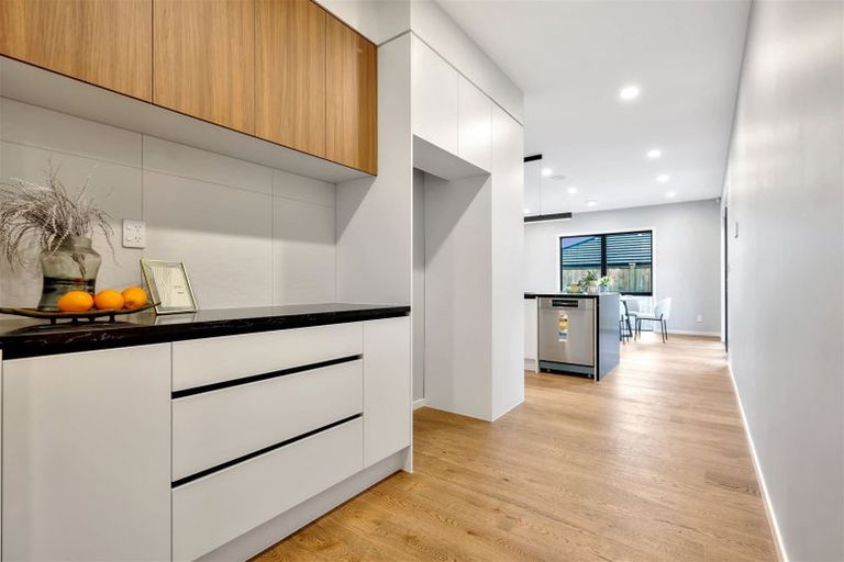 Photo of property in 18 Lewis Younie Road, Kumeu, 0810