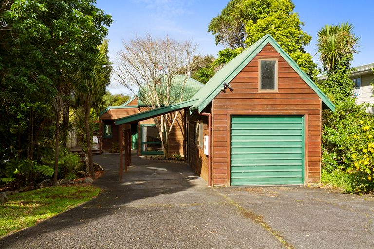 Photo of property in 1048 Scenic Drive North, Swanson, Auckland, 0816