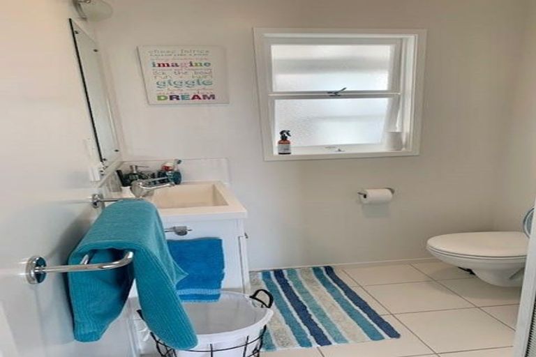 Photo of property in 2/96 East Coast Road, Forrest Hill, Auckland, 0620