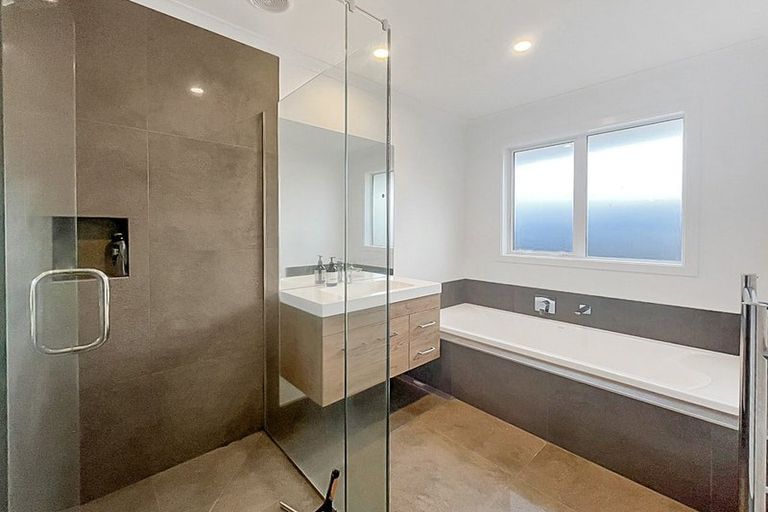 Photo of property in 111 Johnstone Drive, Fitzherbert, Palmerston North, 4410