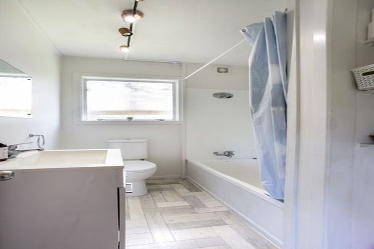 Photo of property in 37 Makiri Street, Helensville, 0800