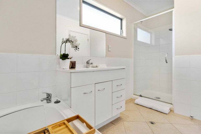 Photo of property in 16 Barnea Circle, Glen Eden, Auckland, 0602