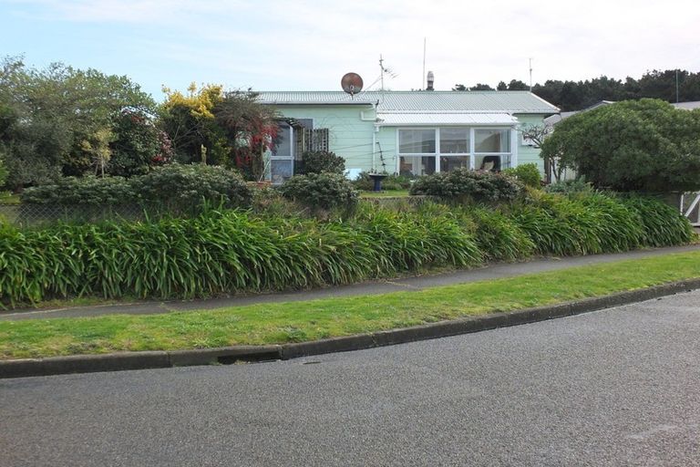 Photo of property in 27 Hennessy Street East, Foxton Beach, Foxton, 4815