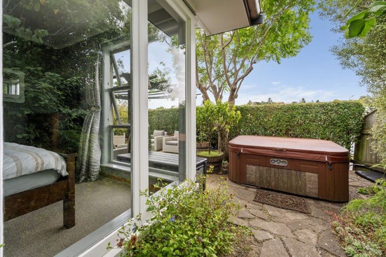 Photo of property in 15a Enfield Road, Hospital Hill, Napier, 4110