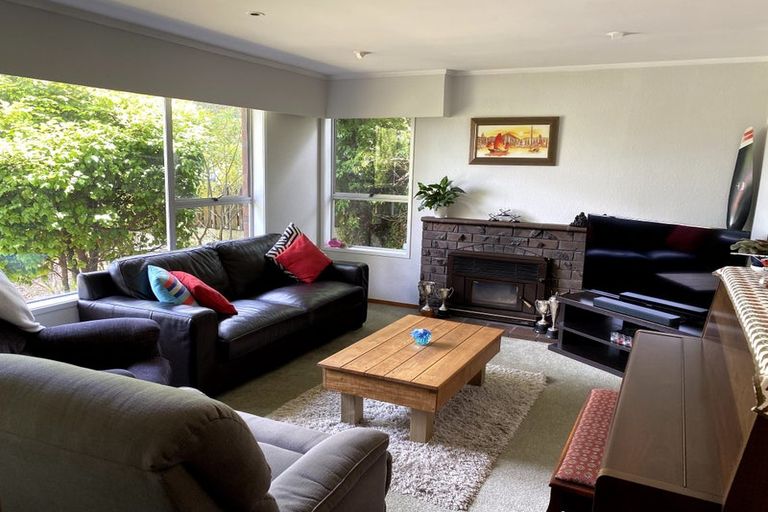 Photo of property in 44 Easton Park Parade, Glenfield, Auckland, 0629
