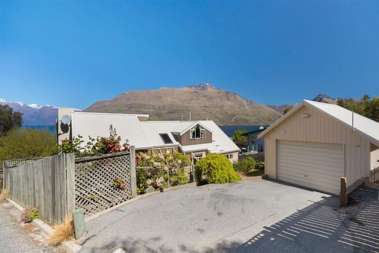 Photo of property in 18 Evergreen Place, Sunshine Bay, Queenstown, 9300