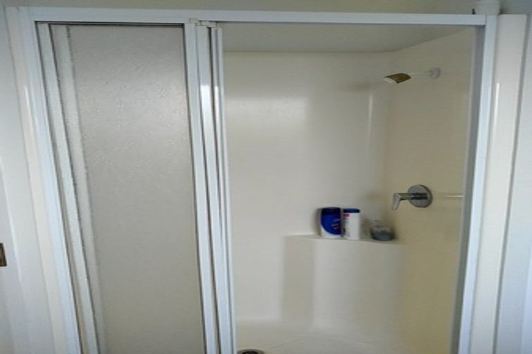 Photo of property in 2/9 Valecrest Place, Bayview, Auckland, 0629