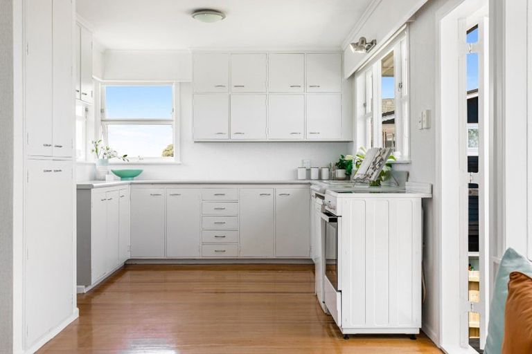 Photo of property in 32 Knights Road, Rothesay Bay, Auckland, 0630