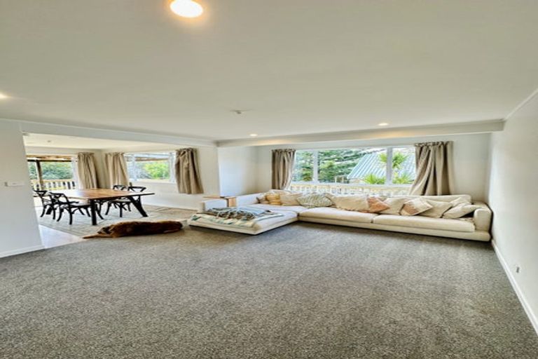 Photo of property in 8 John Dee Crescent, Red Beach, 0932