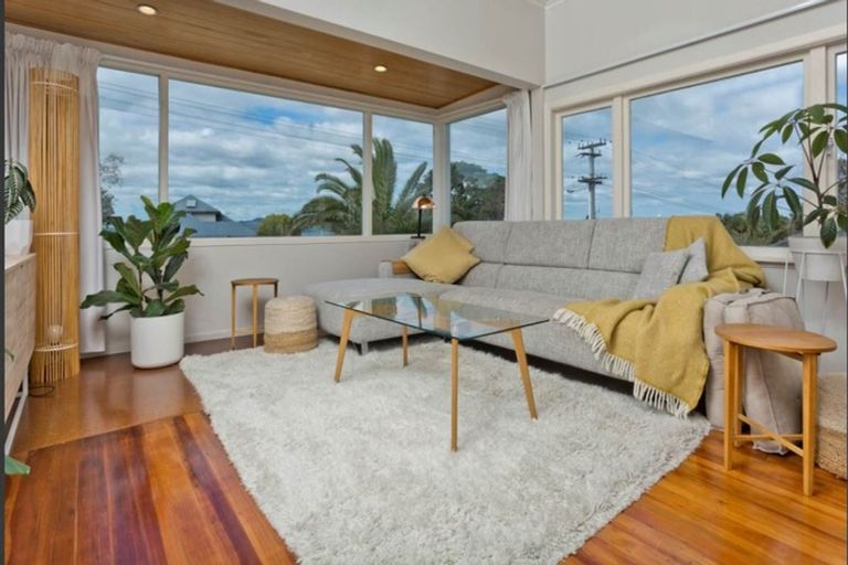 Photo of property in 1/160 East Coast Road, Forrest Hill, Auckland, 0620
