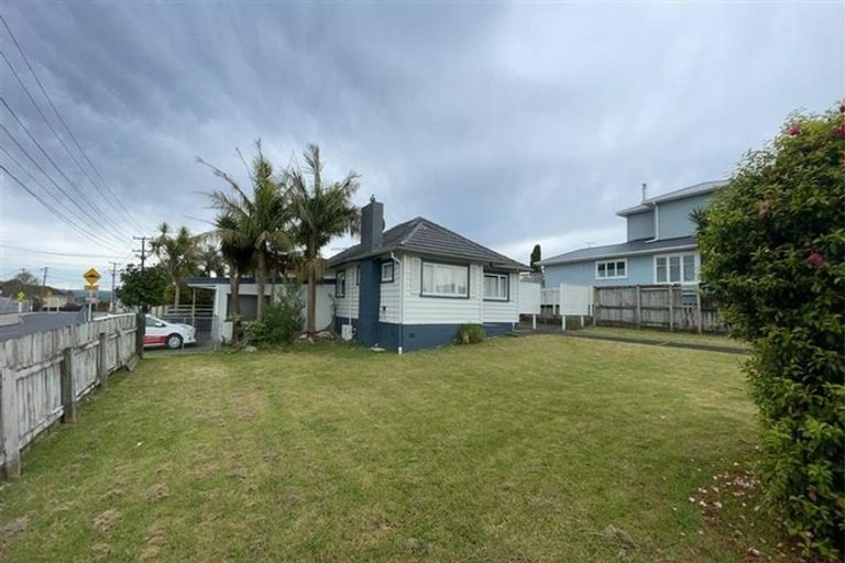 Photo of property in 216 Te Atatu Road, Te Atatu South, Auckland, 0610