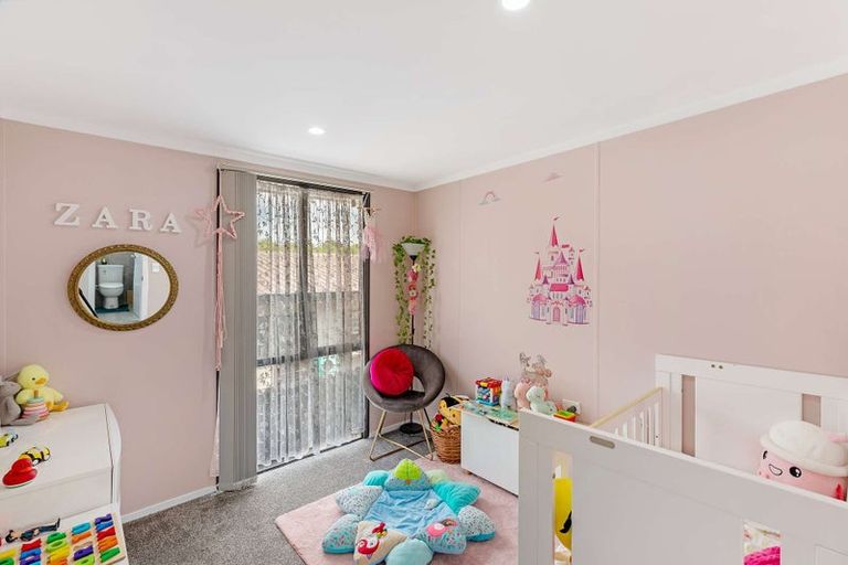 Photo of property in 1/8 Kirklow Place, Goodwood Heights, Auckland, 2105