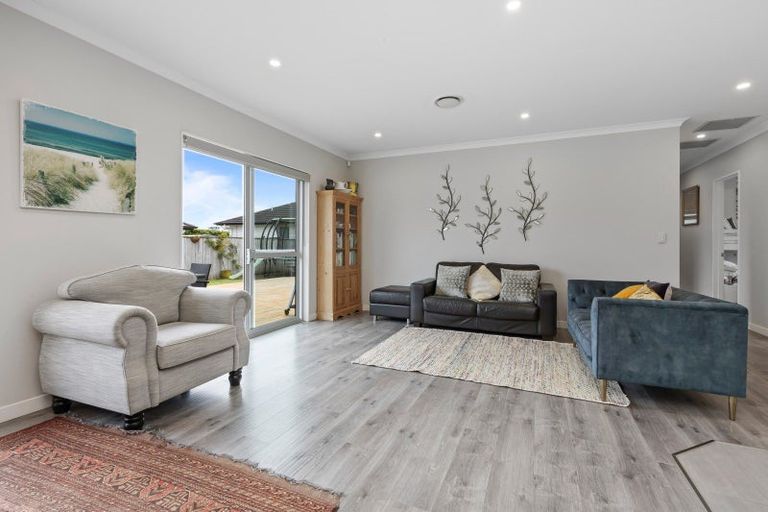 Photo of property in 16 Walter Ruddock Avenue, Kumeu, 0810