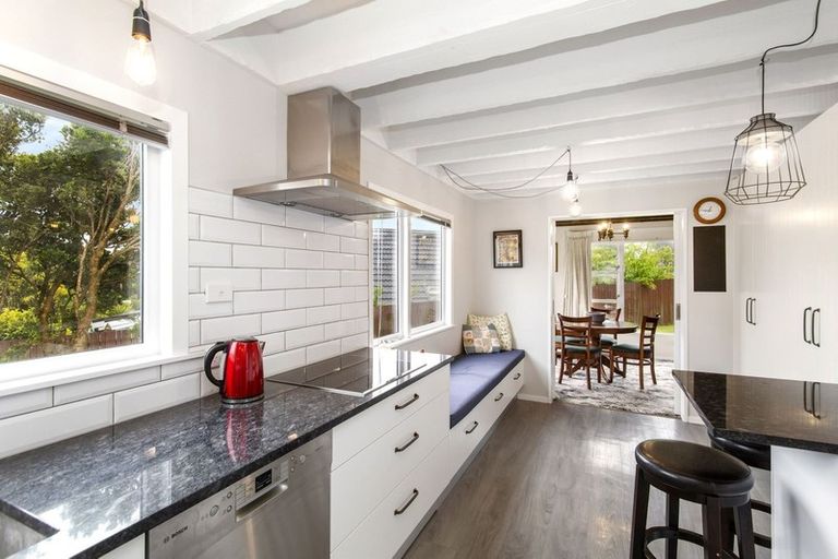 Photo of property in 3 Pimlico Place, Newlands, Wellington, 6037