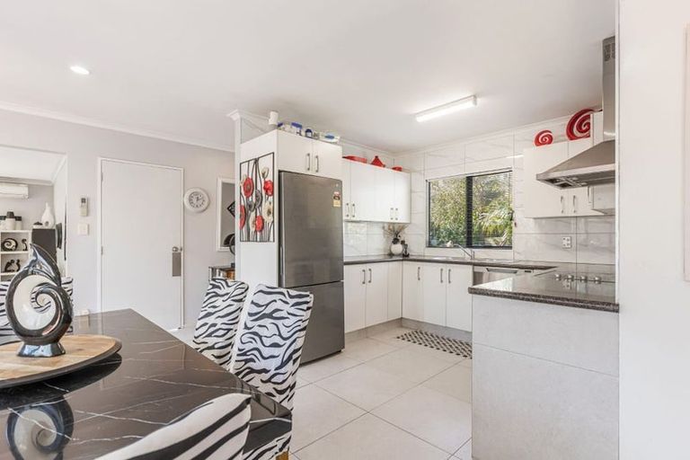 Photo of property in 52 Hewlett Road, Massey, Auckland, 0614