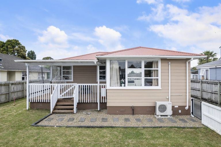 Photo of property in 33 Cobham Crescent, Kelston, Auckland, 0602