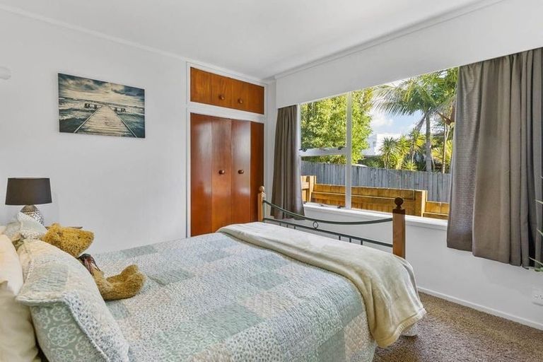Photo of property in 121 Carlisle Road, Northcross, Auckland, 0632