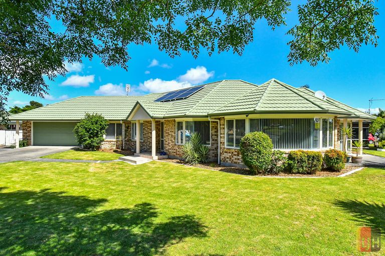 Photo of property in 1 Gairloch Place, Wattle Downs, Auckland, 2103