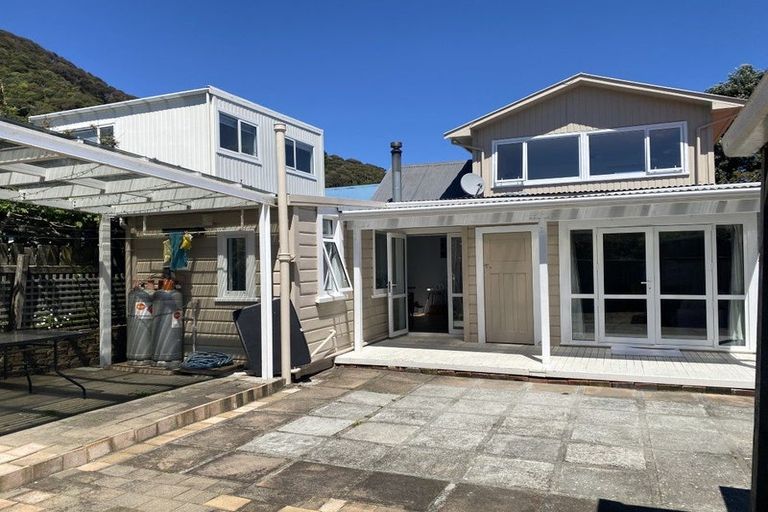 Photo of property in 18 Kauri Street, Eastbourne, Lower Hutt, 5013