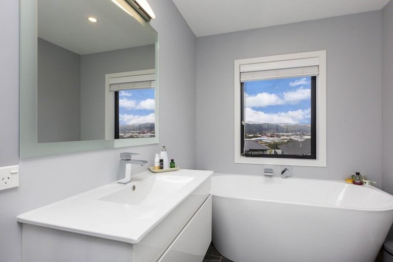Photo of property in 125 Riverstone Drive, Riverstone Terraces, Upper Hutt, 5018