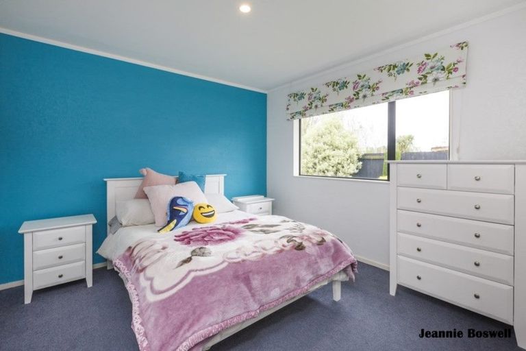 Photo of property in 20 Aspen Way, Kelvin Grove, Palmerston North, 4414