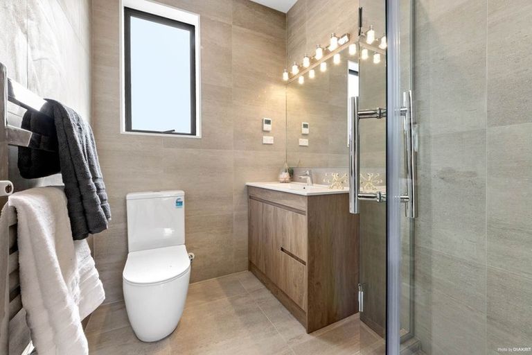 Photo of property in 37c Kingdale Road, Henderson, Auckland, 0610