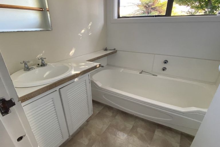 Photo of property in 8d Nevada Drive, Merrilands, New Plymouth, 4312