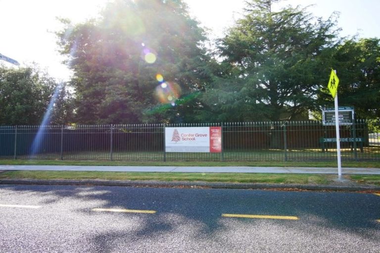 Photo of property in 14 Donzella Place, Conifer Grove, Takanini, 2112