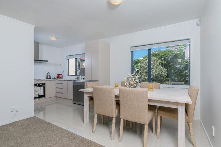Photo of property in 3/5 John Jennings Drive, Oteha, Auckland, 0632
