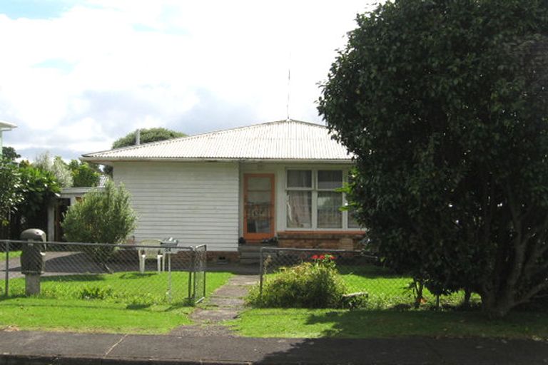 Photo of property in 24 Enderby Drive, Te Atatu Peninsula, Auckland, 0610