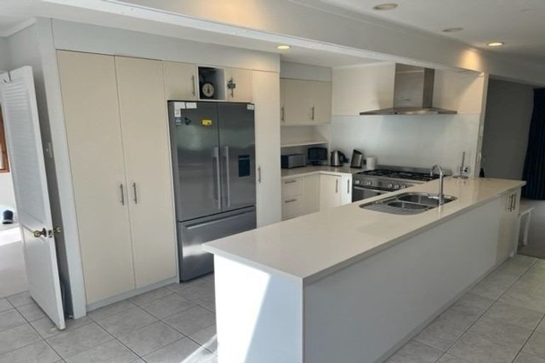 Photo of property in 1/28 Sandown Road, Rothesay Bay, Auckland, 0630