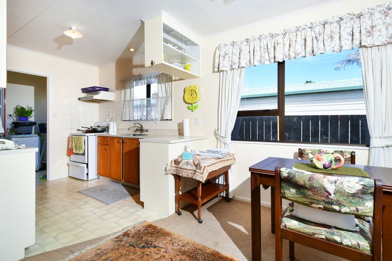 Photo of property in 1/94 Roberts Road, Te Atatu South, Auckland, 0610