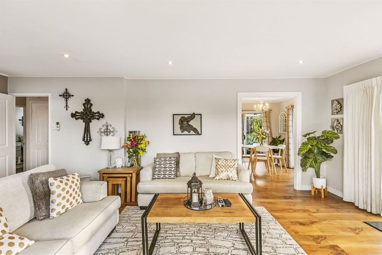 Photo of property in 1/57 Sunset Road, Totara Vale, Auckland, 0629