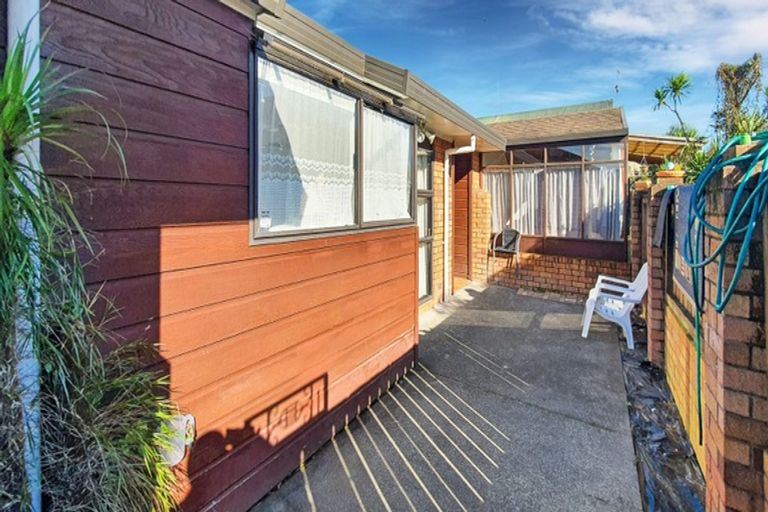 Photo of property in 7b Harrybrook Road, Green Bay, Auckland, 0604